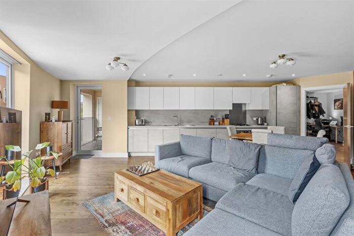 1 Bedroom Apartment For Sale In Suffield Hill, High Wycombe, HP11