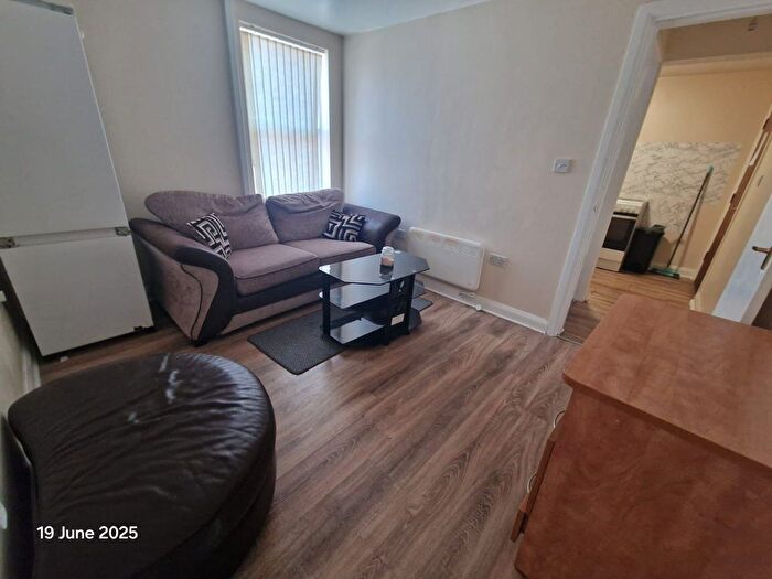1 Bedroom Flat To Rent In B Tong Road, Leeds, LS12