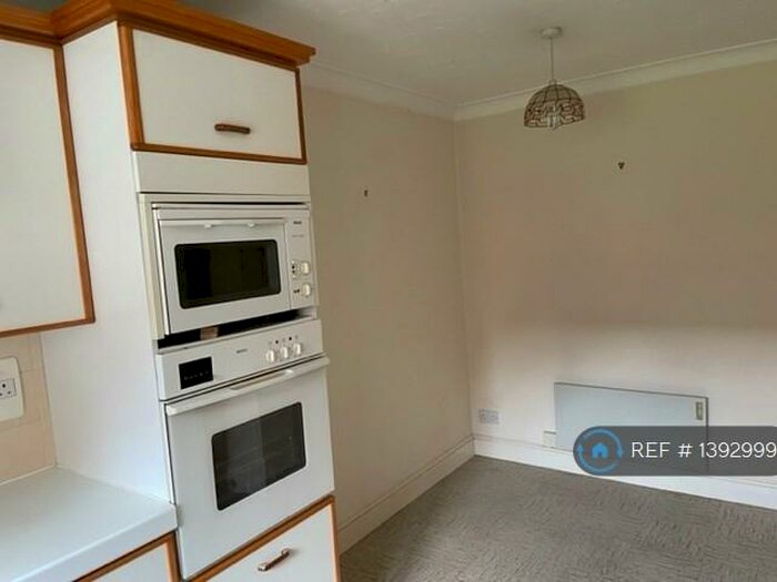 1 Bedroom Flat To Rent In Winslow Close, Pinner, HA5