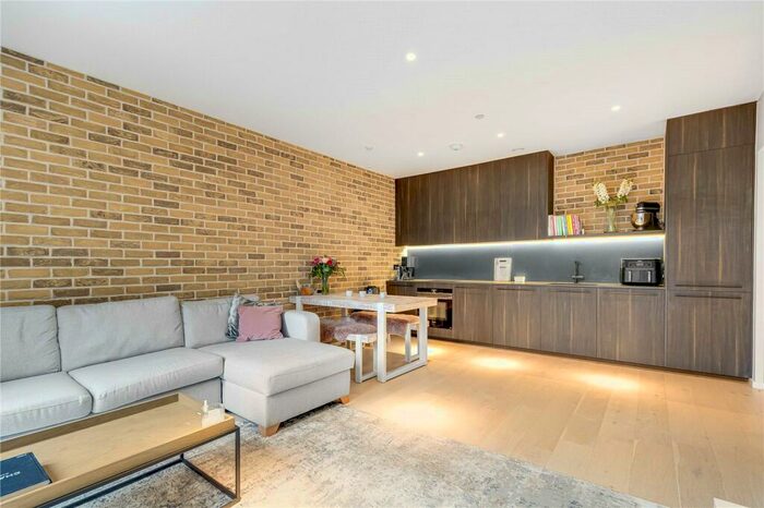 2 Bedroom Apartment To Rent In Nightingale Lane, London, SW12