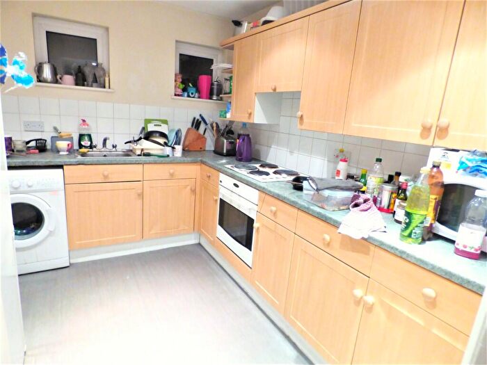 3 Bedroom Flat To Rent In High Road Leytonstone, London, E11