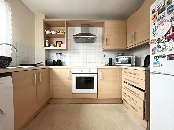 2 Bedroom Flat For Sale In Cleeve Way, Sutton, SM1