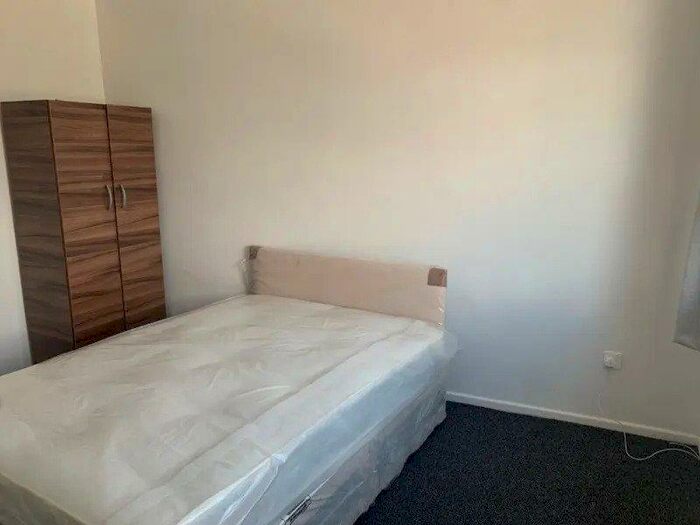 2 Bedroom House To Rent In Eastern Avenue, Ilford, London, IG2