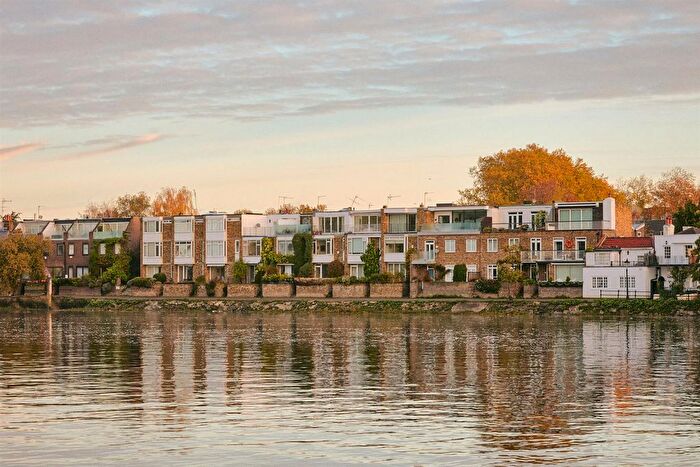 4 Bedroom Town House For Sale In Strand On The Green, Chiswick, W4