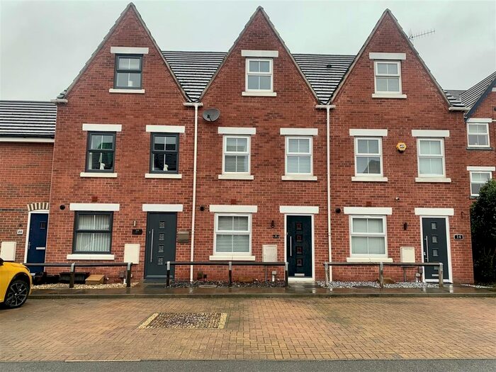 3 Bedroom Town House To Rent In Grey Meadow Road, Ilkeston, DE7