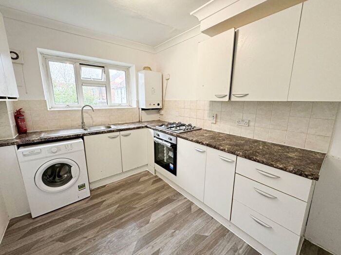 1 Bedroom Flat To Rent In Petersfield Avenue, Romford, Essex, Xd, Uk, RM3
