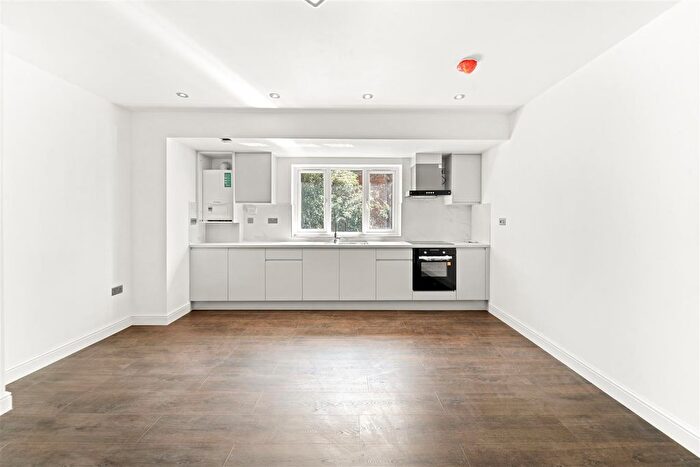 3 Bedroom Flat To Rent In Ashton Lane, Sale, M33