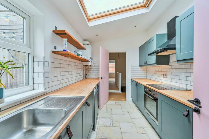 1 Bedroom Flat To Rent In Station Avenue, Brixton, London, SW9