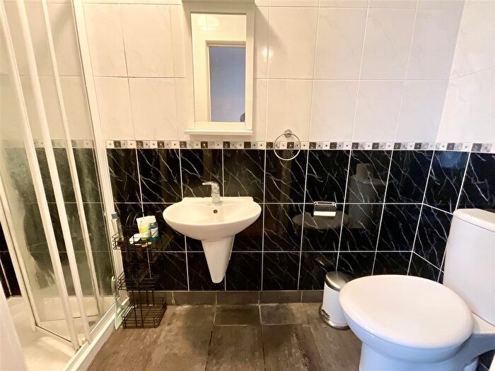 2 Bedroom Flat For Sale In Prince Of Wales Terrace, Scarborough, YO11