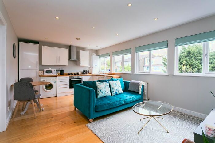 1 Bedroom Flat To Rent In Valley Road, London, SW16