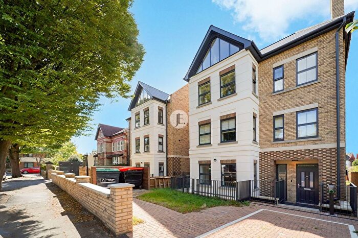 3 Bedroom Maisonette For Sale In Somerset Road, West Ealing, W13