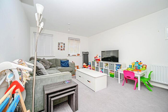 2 Bedroom Flat For Sale In Jay Close, Hemel Hempstead, HP3