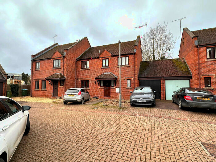 5 Bedroom House Of Multiple Occupation For Sale In Fishers Field, Buckingham, Buckinghamshire, MK18