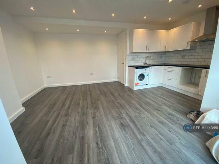 3 Bedroom Flat To Rent In Green Lanes, London, N4