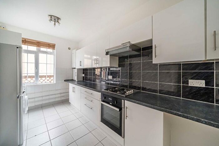 3 Bedroom Flat To Rent In Streatham High Road, Streatham, SW16