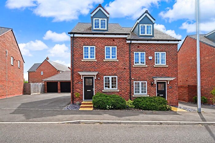3 Bedroom Semi-Detached House For Sale In Trussell Way, Cawston, Rugby, CV22