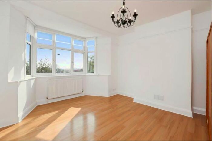 2 Bedroom Flat To Rent In Sherwood Hall, East End Road, London, N2