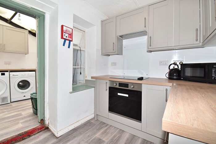 3 Bedroom Flat To Rent In Lister Street, Falmouth, TR11