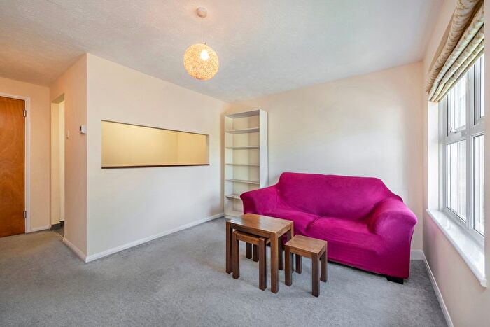 1 Bedroom Flat To Rent In Windmill Rise, Kingston Upon Thames, KT2