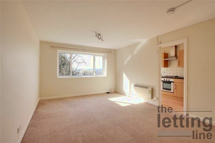 Apartment To Rent In Dunraven Drive, Enfield, Middlesex, EN2