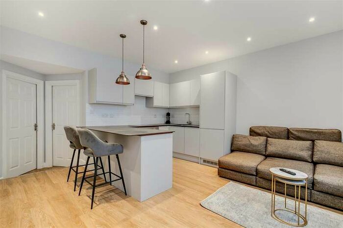 2 Bedroom Flat To Rent In Devonshire Mews, London, W4