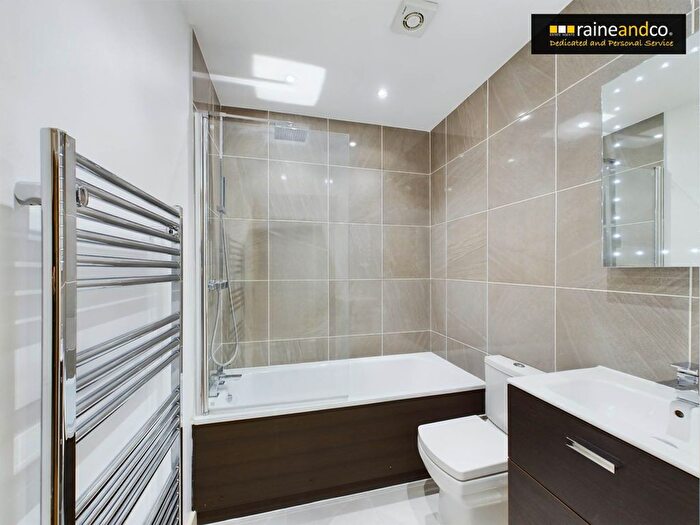 2 Bedroom Flat To Rent In Darkes Lane, Potters Bar, EN6