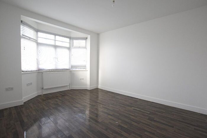 6 Bedroom Semi-Detached House To Rent In Hainault Road, Romford, RM5