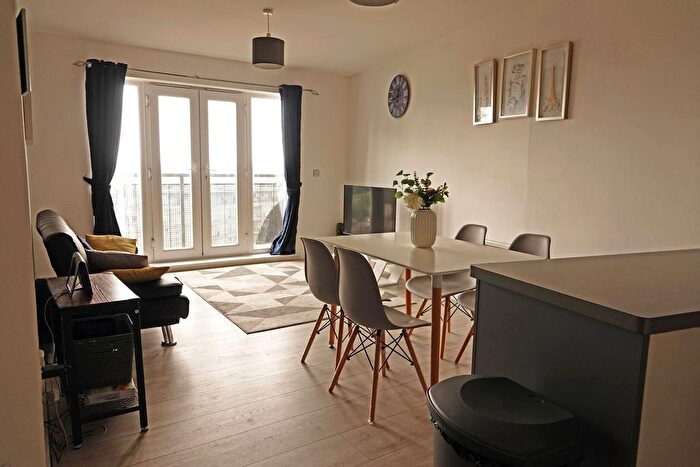 2 Bedroom Flat For Sale In Aspects Court, Slough, SL1