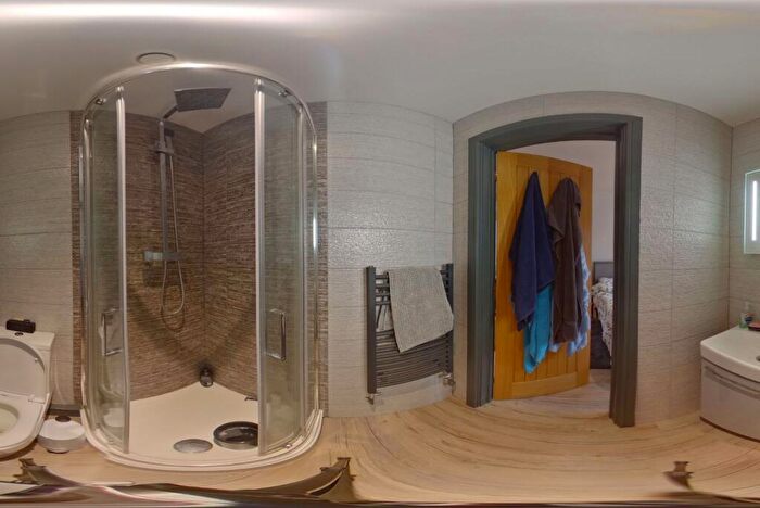 6 Bedroom Apartment To Rent In Hoods Hideout, - Houndsgate, NG1