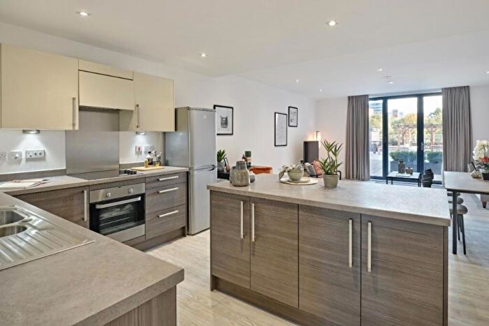 3 Bedroom Flat To Rent In Oxbow, Stephenson House, M5