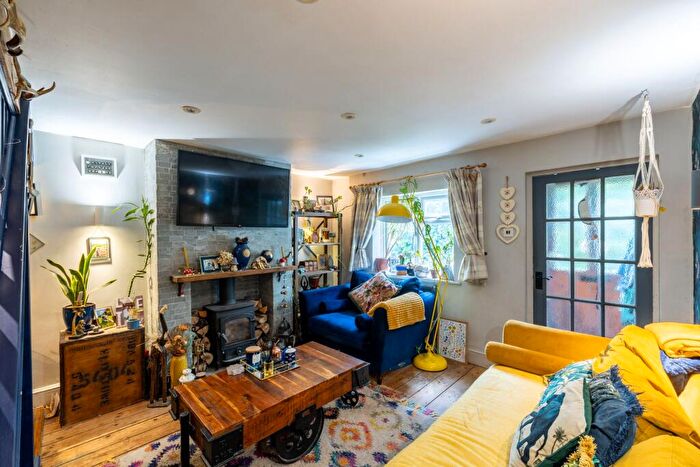 2 Bedroom Cottage For Sale In Woods Hill Lane, Ashurst Wood, RH19