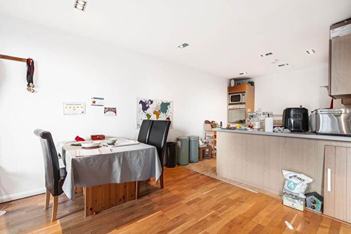 2 Bedroom Flat For Sale In Canary Wharf, Docklands, London, E14