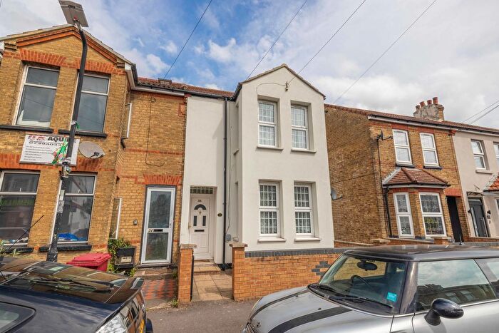 3 Bedroom Semi-Detached House For Sale In Diamond Road, Slough, SL1
