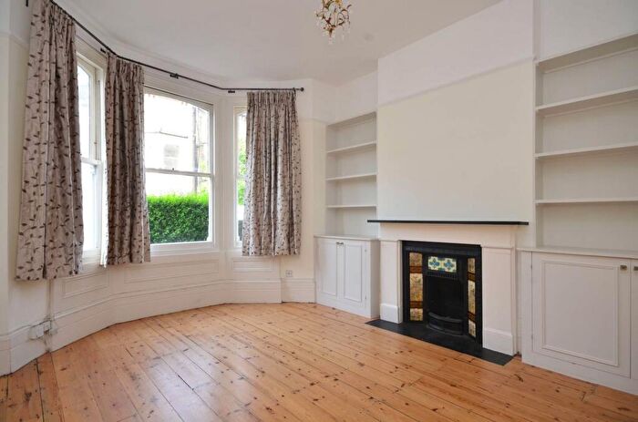 2 Bedroom Flat To Rent In Almeric Road, Between The Commons, London, SW11