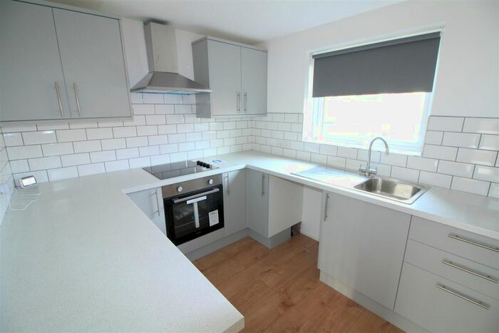 2 Bedroom Flat To Rent In Tonnelier Road, Dunkirk, Nottingham, NG7