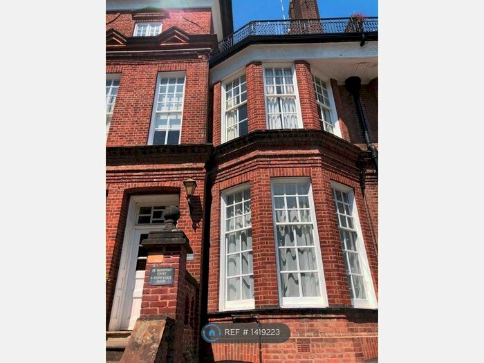 2 Bedroom Flat To Rent In De Montfort Court, Leicester, LE2