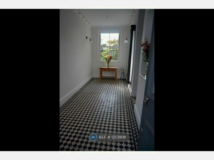 2 Bedroom Flat To Rent In Auckland Hill, London SE27