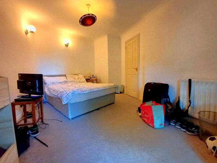 3 Bedroom Apartment To Rent In Glenbuck Road, Surbiton, KT6