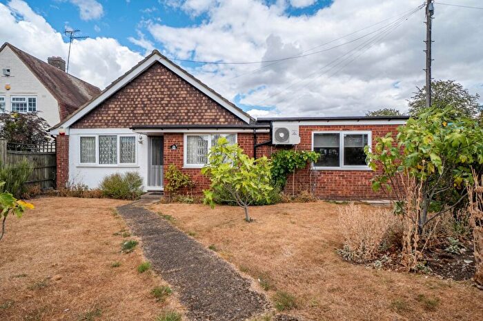 3 Bedroom Bungalow For Sale In Seamons Close, Dunstable, Bedfordshire, LU6