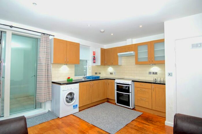 3 Bedroom Flat To Rent In Benhill Road, Camberwell, London, SE5