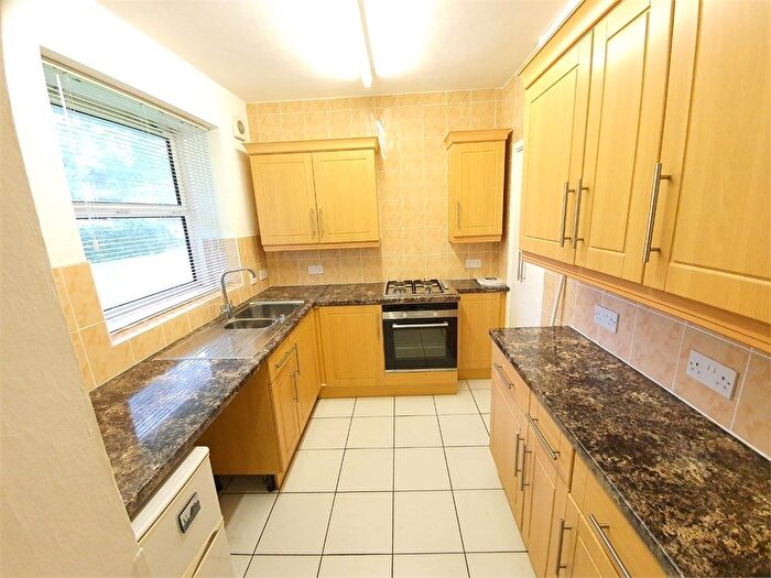 3 Bedroom Flat To Rent In Colborne House, London, Poplar, E14