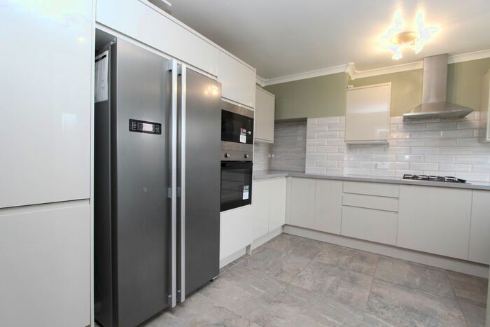 3 Bedroom Town House To Rent In Milton Road, Swanscombe, DA10