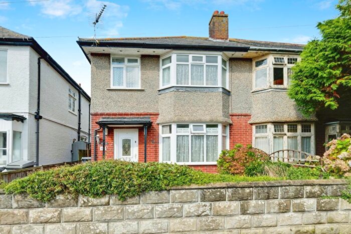 3 Bedroom Semi-Detached House For Sale In Irving Road, Bournemouth, BH6