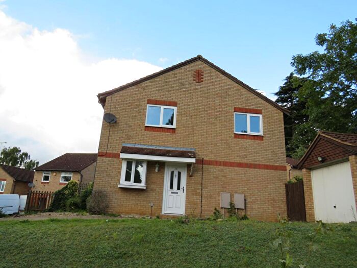 3 Bedroom Semi-Detached House To Rent In Pine Ridge, Northampton, NN3