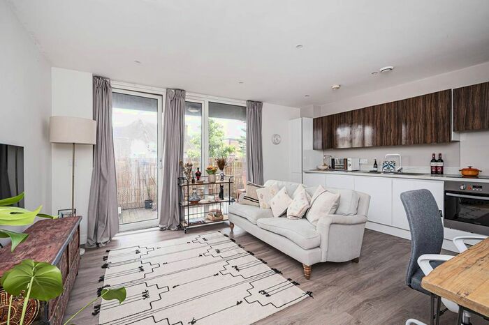 1 Bedroom Flat To Rent In Clapton Common, Clapton, London, E5