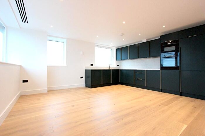 2 Bedroom Flat To Rent In Westminster Bridge Road, Elephant Amp; Castle, London, SE1