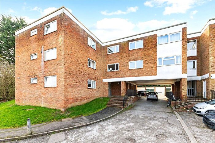 2 Bedroom Flat For Sale In Clarendon Road, Harpenden, Hertfordshire, AL5
