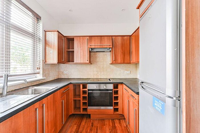 2 Bedroom Flat To Rent In Westwell Road, Streatham Common, London, SW16