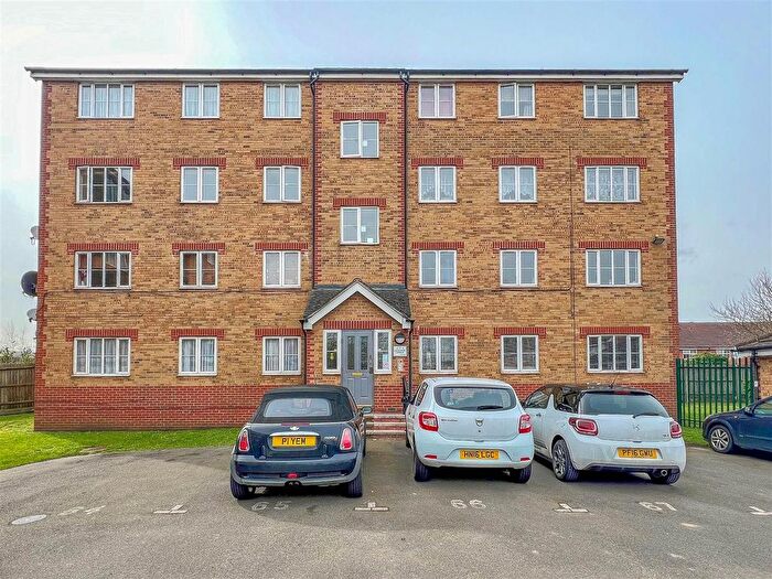 2 Bedroom Flat For Sale In Village Close, Hoddesdon, EN11