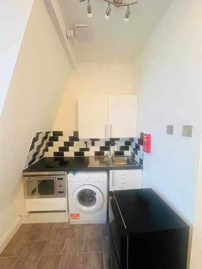 Flat To Rent In High Road Leyton, London, E10